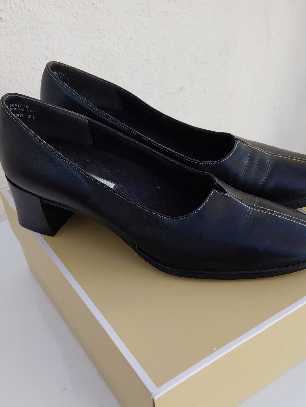 Hardly Worn Munro Black Leather Flats